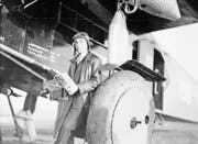   Star of style-conscious journalism: Walter Mittelholzer poses in front of his Fokker in 1930. (Photo: ETH-Bibliothek Zürich) 