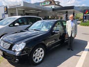 Hans Golde vor seinem Wagen. (Bild: Roger Fuchs)