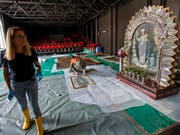 Kulturgüter nach Kirchenbrand: Konservatorin Emilie Vaudant und ein Zivilschutzangehöriger vor einem geretteten Altaraufsatz. (Bild: KEYSTONE/SALVATORE DI NOLFI)
