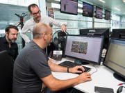 Vor der letzten Ausgabe: «Le Matin»-Chefredaktor Grégoire Nappey (stehend) mit zwei Kollegen an der Vorbereitung für den Samstag. (Bild: KEYSTONE/JEAN-CHRISTOPHE BOTT)