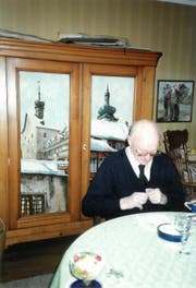 Emil Bruggmann in der Wohnung seiner Tochter Vreni; zwei Werke des Malers schmücken die Schranktüren. (Bild: PD)
