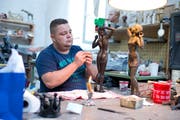 Mitarbeiter Sebastian Suciu bei der Arbeit in der Kunstgiesserei im Kanton Bern (Bild: Maria Schmid (Wangen an der Aare, 18. Juli 2018))