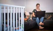 Ihr Alltag ist ihre Inspiration: Mama-Bloggerin Olivia Abegglen sitzt auf dem Sofa in ihrer Wohnung. (Bild: Reto Martin)