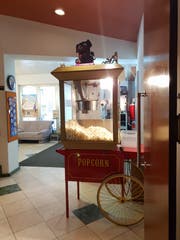 Ein Eyecatcher ist die Popcorn-Maschine im Retro-Design.