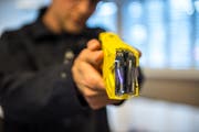 Ein Luzerner Polizist wird für den Einsatz eines Tasers geschult. (Bild: Dominik Wunderli (Emmenbrücke, 17. Januar 2018))