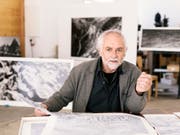Der Fotograf Fridolin Walcher posiert im März 2018 in seinem Atelier in Linthal GL. Er dokumentiert mit seiner Arbeit die Entwicklungen im Glarnerland. (Bild: Keystone/CHRISTIAN BEUTLER)