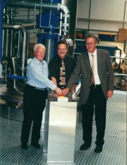 Hans und Leonhard Grämiger sowie VR-Präsident Arthur Löpfe bei der Einweihung der Kunstharzanlage (2000). (Bild: PD)