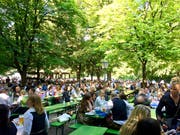 Ausruhen vom Tanzen am Ball im Englischen Garten. (Bild: Ingrid Schindler