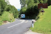 Zwischen der Passhöhe und Brunnadern ist die Wasserfluh-Strasse an verschiedenen Stellen sehr holprig. (Bild: Martin Knoepfel (28. August 2015))