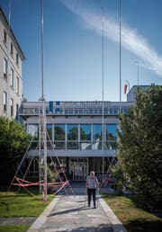 Stangen und Visiere beim Eingang zum Spital Altstätten. (Bild: Benjamin Manser)
