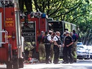 Einsatzkräfte vor dem Bus im Lübecker Stadtteil Kücknitz, in dem ein Fahrgast Mitreisende mit einem Messer attackiert hatte. Dabei wurden zehn Menschen verletzt. (Bild: Keystone/DPA/MARKUS SCHOLZ)