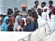 Flüchtlinge auf einem Rettungsboot im italienischen Hafen von Catania. (Bild: Keystone/EPA ANSA/ORIETTA SCARDINO)