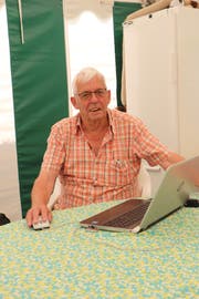 Franz Tschopp, Einsatzleiter des Rotkreuz-Fahrdienstes für die Gemeinden Erlen und Birwinken, führt am Computer Buch. (Bild: Hannelore Bruderer)