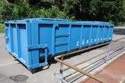 Das verschlammte Wasser wurde in Container gepumpt und zur Reinigung in eine spezialisierte Firma transportiert. (Bild: Hans Suter)