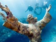In der Nähe der Florida Key an der Südspitze des US-Bundesstaats steht seit 1965 die Jesus-Statue «Christ of the Abyss» in knapp acht Metern Tiefe im Meer. (Bild: KEYSTONE/EPA/STEPHEN FRINK / HO)