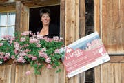 Noch schaut Karin Brunner-Gämperle gemütlich aus dem Blumenfenster, doch die Vorbereitungen sind bereits im Gange. (Bild: Fränzi Göggel)