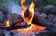 Bei Grillpartys im Freien ist in diesen Tagen wegen der hohen Brandgefahr besondere Vorsicht geboten. (Bild: Nana do Carmo)