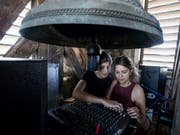 Die Kunststudentinnen Mahtola Wittmer und Klarissa Flückiger müssen das Mischpult vorzeitig aus dem Turm der Luzerner Peterskapelle räumen. Weil der Handyton Anwohner nervte, wird das Kunstprojekt «Zeitzeichen» abgebrochen. (Bild: KEYSTONE/ALEXANDRA WEY)