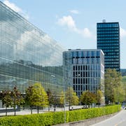 Ein Bürogebäude in Zug. Solche Glaspaläste benötigen künftig viel Energie, um ein angenehmes Klima zu behalten. (Archivbild: Sigi Tischler/Keystone)