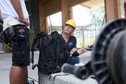 Roger Kaufmann im Gespräch mit einem Arbeiter. Bild: Jakob Ineichen (Sissach, 19. Juli 2018)