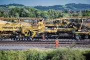 Mit einem Bauzug erneuern die SBB den Schotter unter den bestehenden Schienen. (Bild: Benjamin Manser, St.Gallen, 12. Juli 2018)