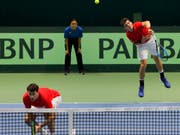 Marc-Andrea Hüsler (hinten beim Aufschlag) schnupperte bislang erst im Davis Cup Luft auf oberster Stufe (Bild: KEYSTONE/EPA/IGOR KOVALENKO)