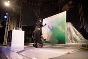 Kunst entsteht live: Das Brüderpaar One Truth bei der Arbeit im Pavillon am Luzerner Seebecken. (Bild: Manuela Jans-Koch, 20. Juli 2018)