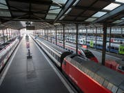 Kurzer Stromausfall im Bahnhof Luzern sorgte für Verspätungen bei Zugreisenden. (Bild: KEYSTONE/URS FLUEELER)