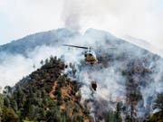 Lösch-Helikopter versuchen das sogenannte Ferguson-Feuer in der Nähe des Yosemite-Nationalparks in Kalifornien zu löschen. (Bild: KEYSTONE/AP The Merced Sun-Star/ANDREW KUHN)