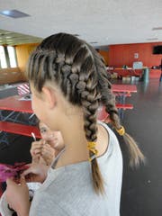 Chantal zeigt die einfachen französischen Zöpfe, die ihr eine andere Kursteilnehmerin auf den Kopf gezaubert hat.
