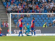 Basels Spieler verstehen nach dem Gegentor zum 1:2 in der 94. Minute die Welt nicht mehr (Bild: KEYSTONE/GEORGIOS KEFALAS)