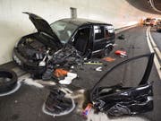 Ein Autowrack nach der Frontalkollision im Cassanawaldtunnel der Autostrasse A13 bei Nufenen GR, bei der am Freitag drei Personen verletzt wurden, zwei von ihnen schwer. (Bild: Kantonspolizei Graubünden)