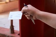 Cosima Thurneysen zeigt den Ausweis. Bild: Jakob Ineichen (Sissach, 19. Juli 2018)