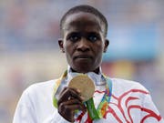 Steeple-Läuferin Ruth Jebet präsentiert bei Olympia in Rio ihre Goldmedaille (Bild: KEYSTONE/AP/NATACHA PISARENKO)