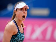 Alizé Cornet musste gegen Eugenie Bochard kämpfen, ehe die Kanadierin wegen Knöchelproblemen aufgeben musste (Bild: KEYSTONE/ANTHONY ANEX)