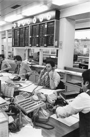 Hektischer Betrieb in der Devisenabteilung des Schweizerischen Bankvereins. Trotz Massnahmen der Nationalbank erreichte der Franken damals ein Rekordhoch. (Bild: Keystone/Photopress-Archiv (1. März 1978))