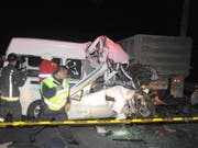 Bei dem tödlichen Unfall auf der vielbefahrenen Autobahn in der Nähe von Mexiko-Stadt fuhr ein Kleintransporter auf einen Lastwagen auf. (Bild: KEYSTONE/EPA EFE/STR)