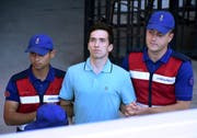 Türkische Sicherheitskräfte mit einem der angeklagten, griechischen Soldaten nach seiner Anhörung vor Gericht im März. Bild: AP (Edirne, 1. März 2018)
