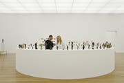 Inmitten der Figuren von Thomas Lehnerer (Bild: Ines Agostinelli)