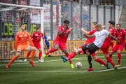 Wils Matchwinner und Rückkehrer Silvia (weisses Trikot) erzielt zwei Tore. (Bild: Michel Canonica)