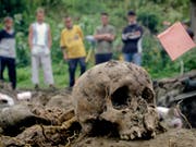 Vermisst und nie identifiziert: In Bosnien-Herzegowina liegen die Knochen Tausender anonym im Boden verstreut. (Bild: KEYSTONE/AP/AMEL EMRIC)