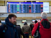 Im Flughafen Genf ist es wegen Gewitters am Freitagabend zu grossen Verzögerungen im Flugbetrieb gekommen. Bis Samstagvormittag konnten diese grösstenteils aufgeholt werden. (Bild: KEYSTONE/MARTIAL TREZZINI)