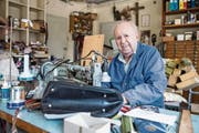 Sepp Christen ist auch im hohen Alter praktisch täglich zwei bis drei Stunden in seiner Werkstatt anzutreffen. (Bild: Manuela Jans-Koch (Wolfenschiessen, 19. Juli 2018))