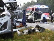 Bei dem Unfall auf der deutschen Autobahn A81 nahe Heilbronn krachten zehn Fahrzeuge, darunter drei Kleinbusse, ineinander. (Bild: KEYSTONE/DPA/MARIJAN MURAT)