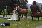 Ein Pferde durfte auf dem Hochzeitsfoto von Martina Hingis und Harald Leemann nicht fehlen. (Bild: Sarganserländer)