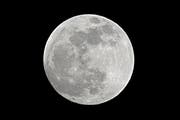 Unser Mond, der natürliche Satellit der Erde.