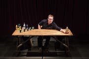 Richard Lowdon in «Macbeth» – Forced Entertainment zeigt am Theaterspektakel u. a. alle 36 Shakespeare-Stücke auf einem leeren Tisch, mit Haushaltsartikeln. (Bild: Hugo Glendinning)