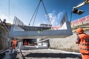 Das Nordportal des Bruggwaldtunnels wird mit Betonelemente verlängert. (Bild: Ralph Ribi, Wittenbach, 14. Juli 201