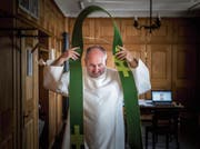 Josef Manser betreut im Toggenburg sechs Pfarreien. Am Wochenende hält er jeweils drei Gottesdienste – nebst Taufen, Hochzeiten und Trauerfeiern. (Bild: Michel Canonica)