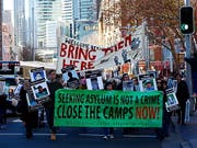 Die Demo-Teilnehmer forderten die Schliessung der Internierungslager für Asylbewerber in Papua-Neuguinea und auf der Pazifikinsel Nauru. (Bild: KEYSTONE/EPA AAP/JEREMY NG)